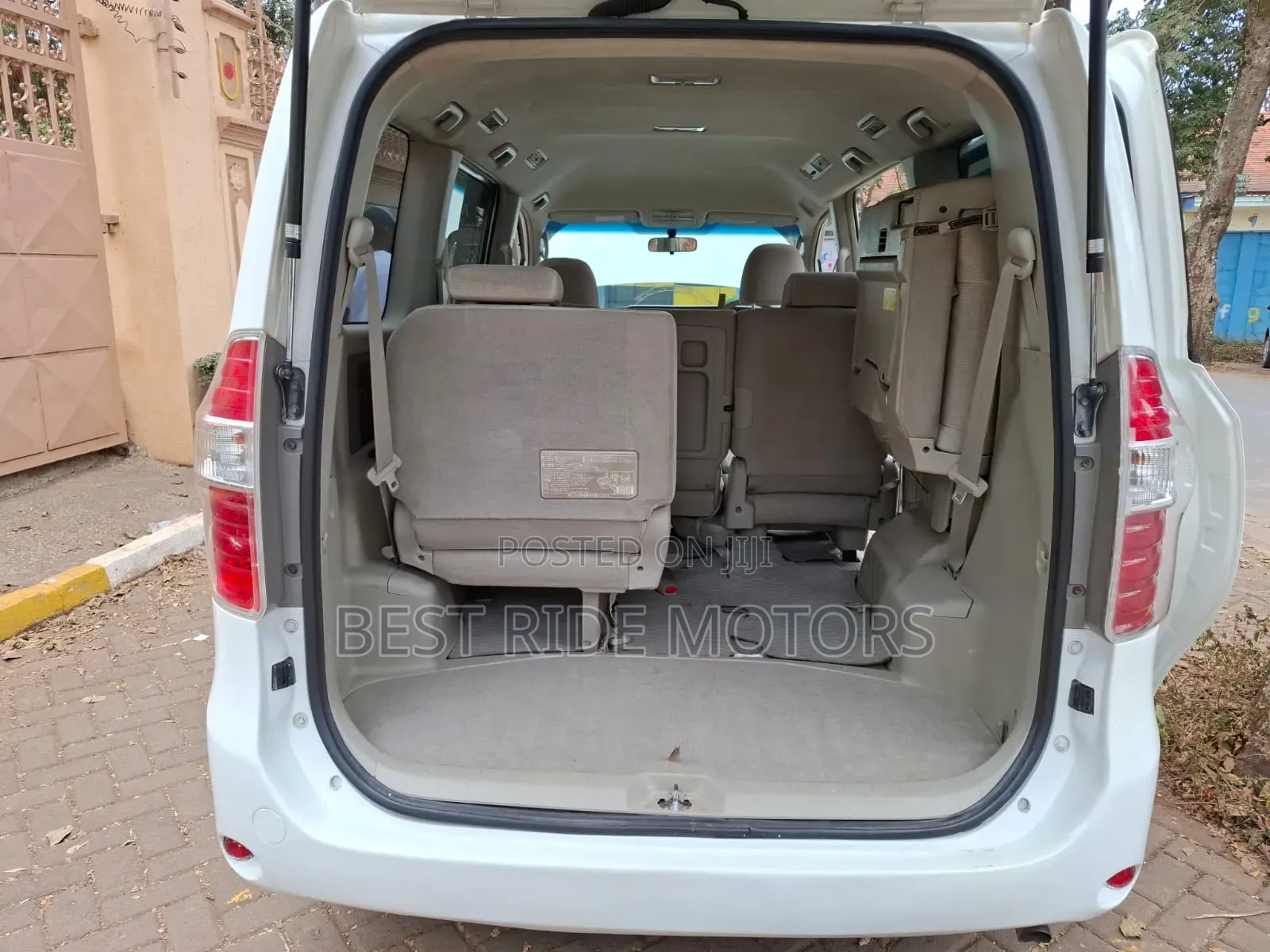 Toyota Noah 2.0 158hp FWD (8 Seater) 2009 White