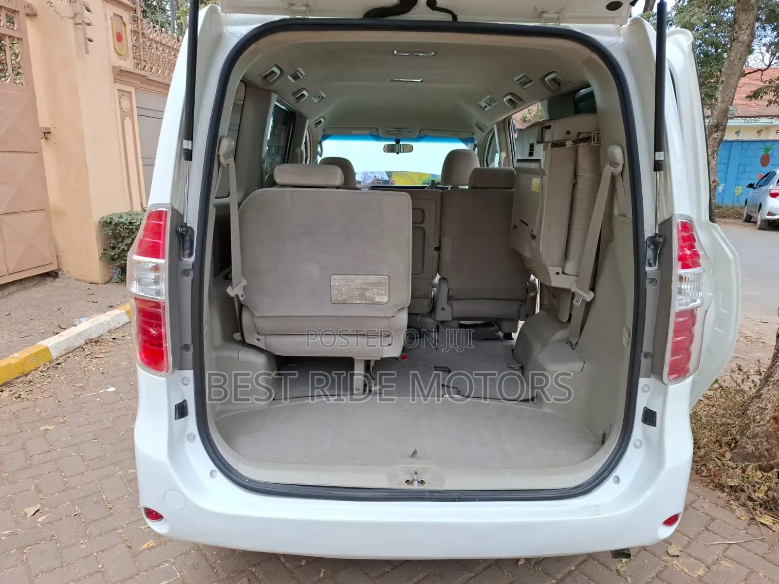 Toyota Noah 2.0 158hp FWD (8 Seater) 2009 White