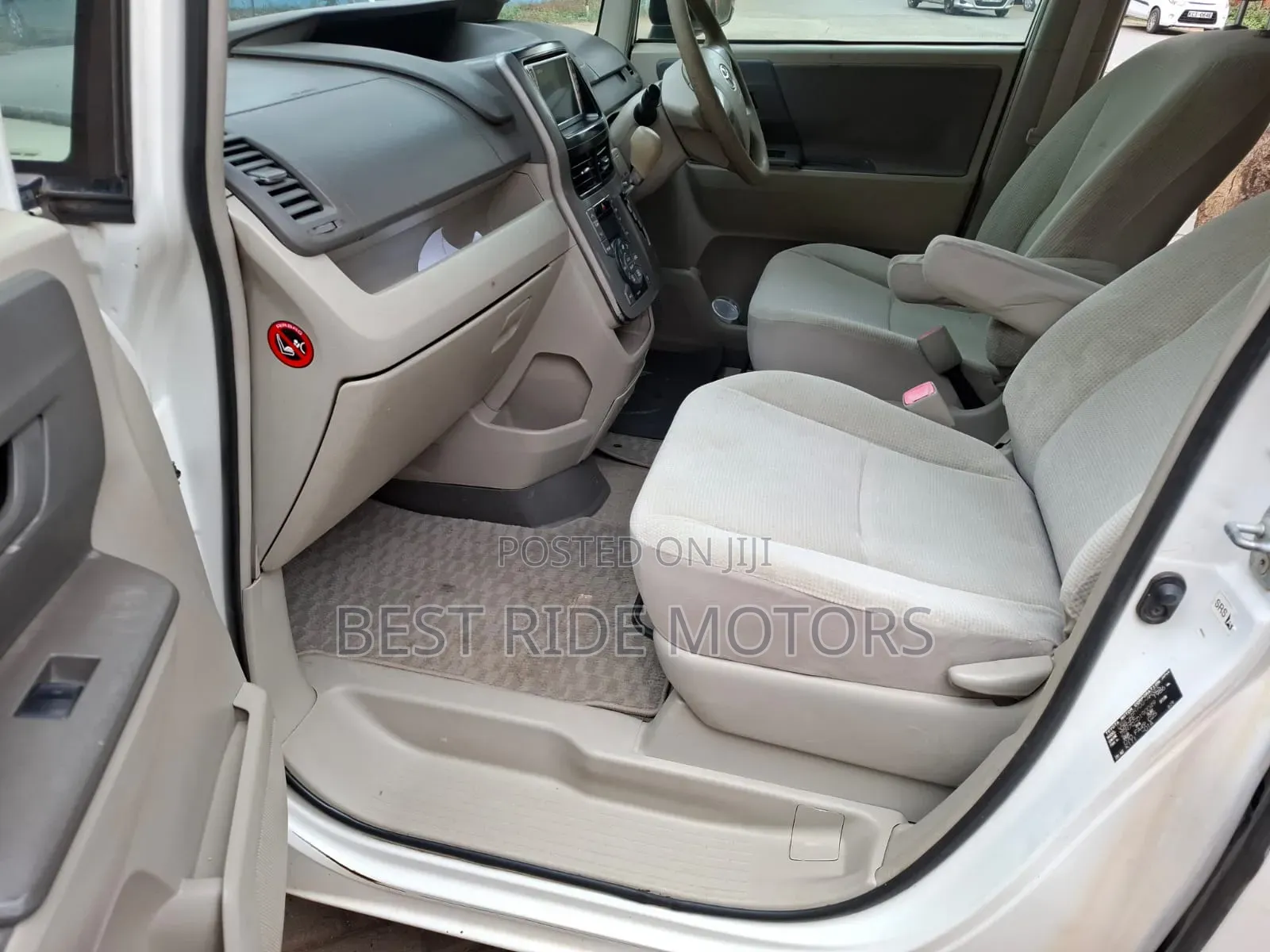 Toyota Noah 2.0 158hp FWD (8 Seater) 2009 White