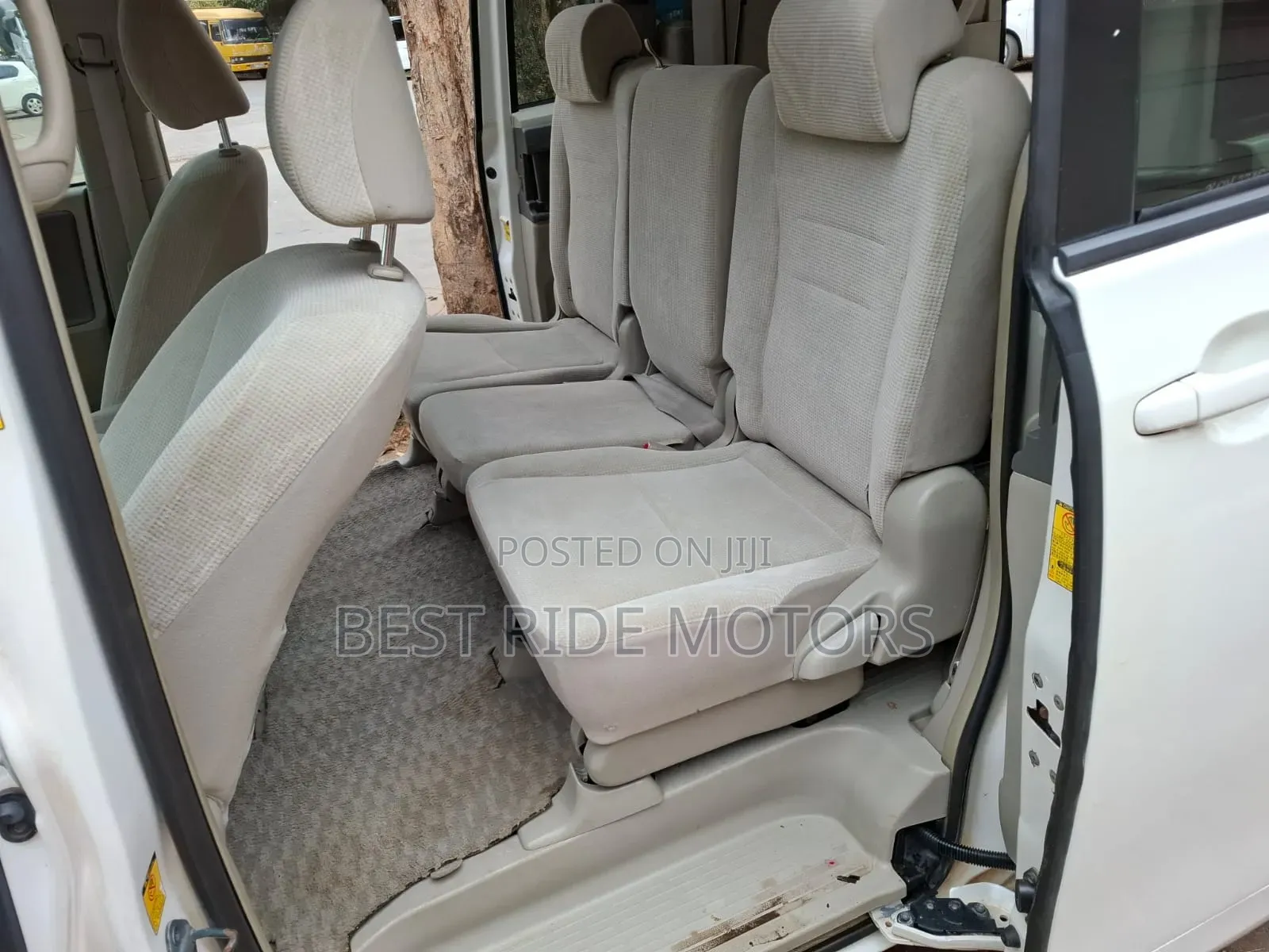 Toyota Noah 2.0 158hp FWD (8 Seater) 2009 White