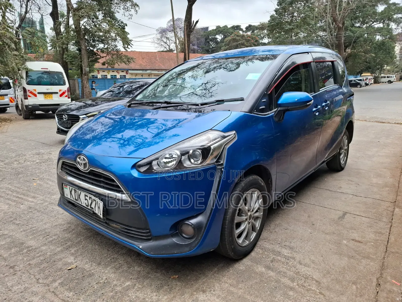 Toyota Sienta 1.5 FWD (6-seater) 2015 Blue