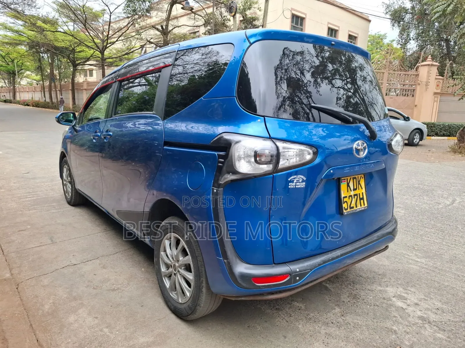 Toyota Sienta 1.5 FWD (6-seater) 2015 Blue