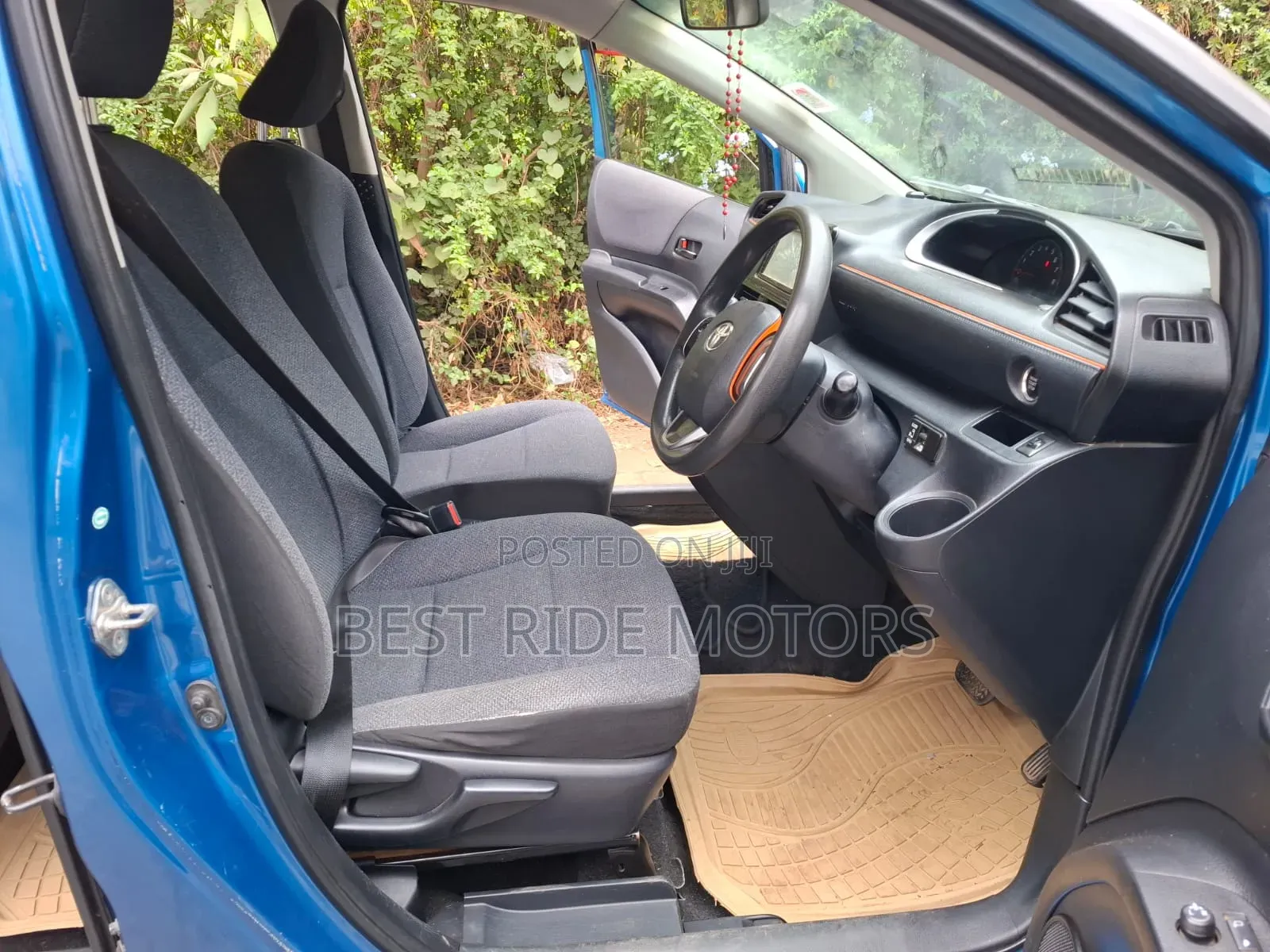 Toyota Sienta 1.5 FWD (6-seater) 2015 Blue