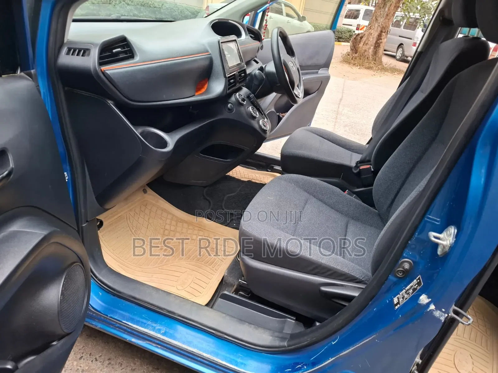 Toyota Sienta 1.5 FWD (6-seater) 2015 Blue