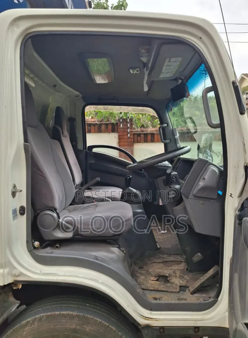 Isuzu ELF Truck 2013 Blue