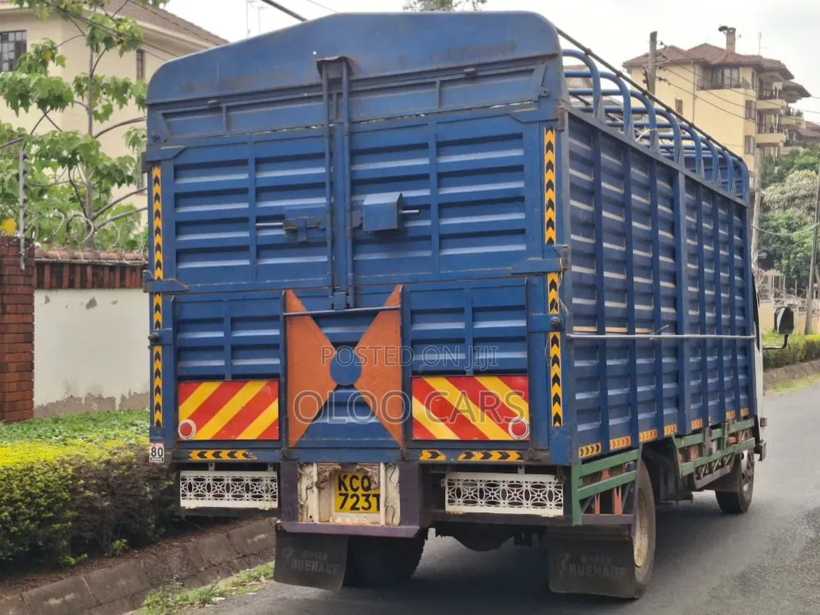 Isuzu ELF Truck 2013 Blue