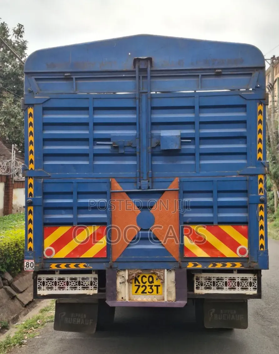 Isuzu ELF Truck 2013 Blue