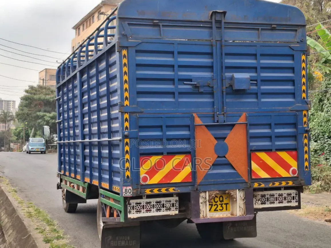 Isuzu ELF Truck 2013 Blue