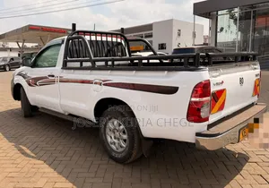 Toyota Hilux 2006 White
