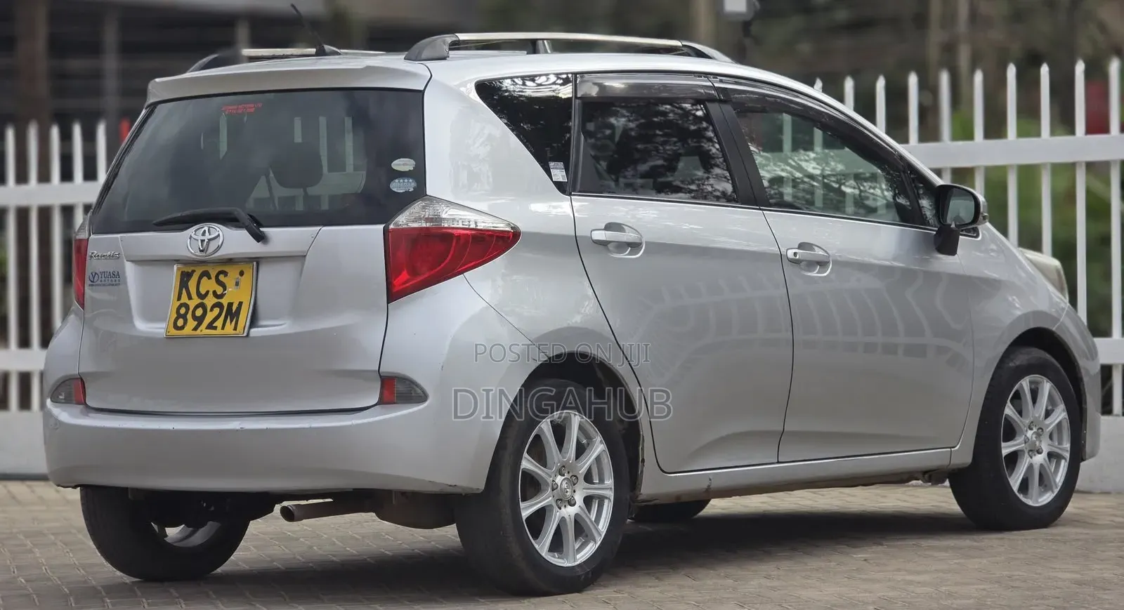 Toyota Ractis 1.5 FWD 2013 Silver