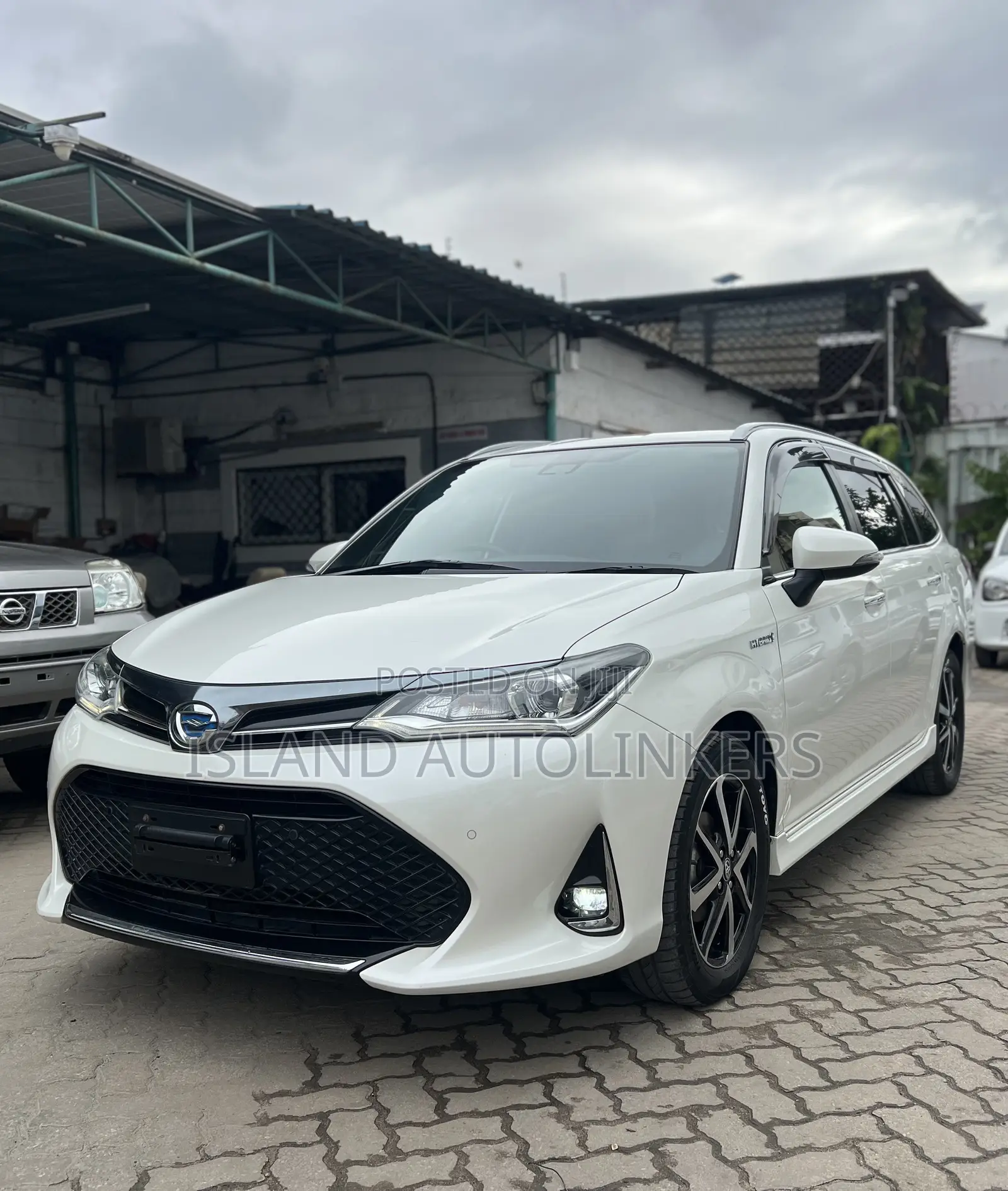 Toyota Corolla Fielder 1.5 Hybrid FWD 2019 White