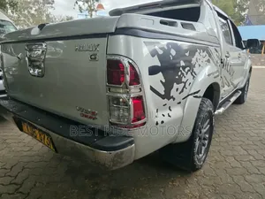 Toyota Hilux 3.0 D-4D 4x4 2014 Silver