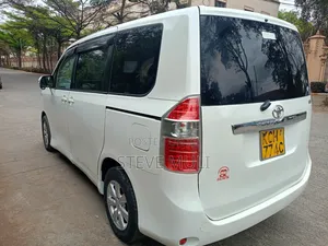 Toyota Noah 2.0 143hp FWD (8 Seater) 2009 White
