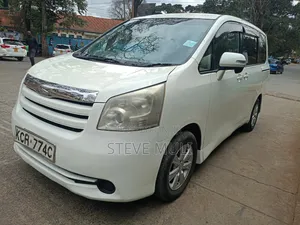 Toyota Noah 2.0 143hp FWD (8 Seater) 2009 White