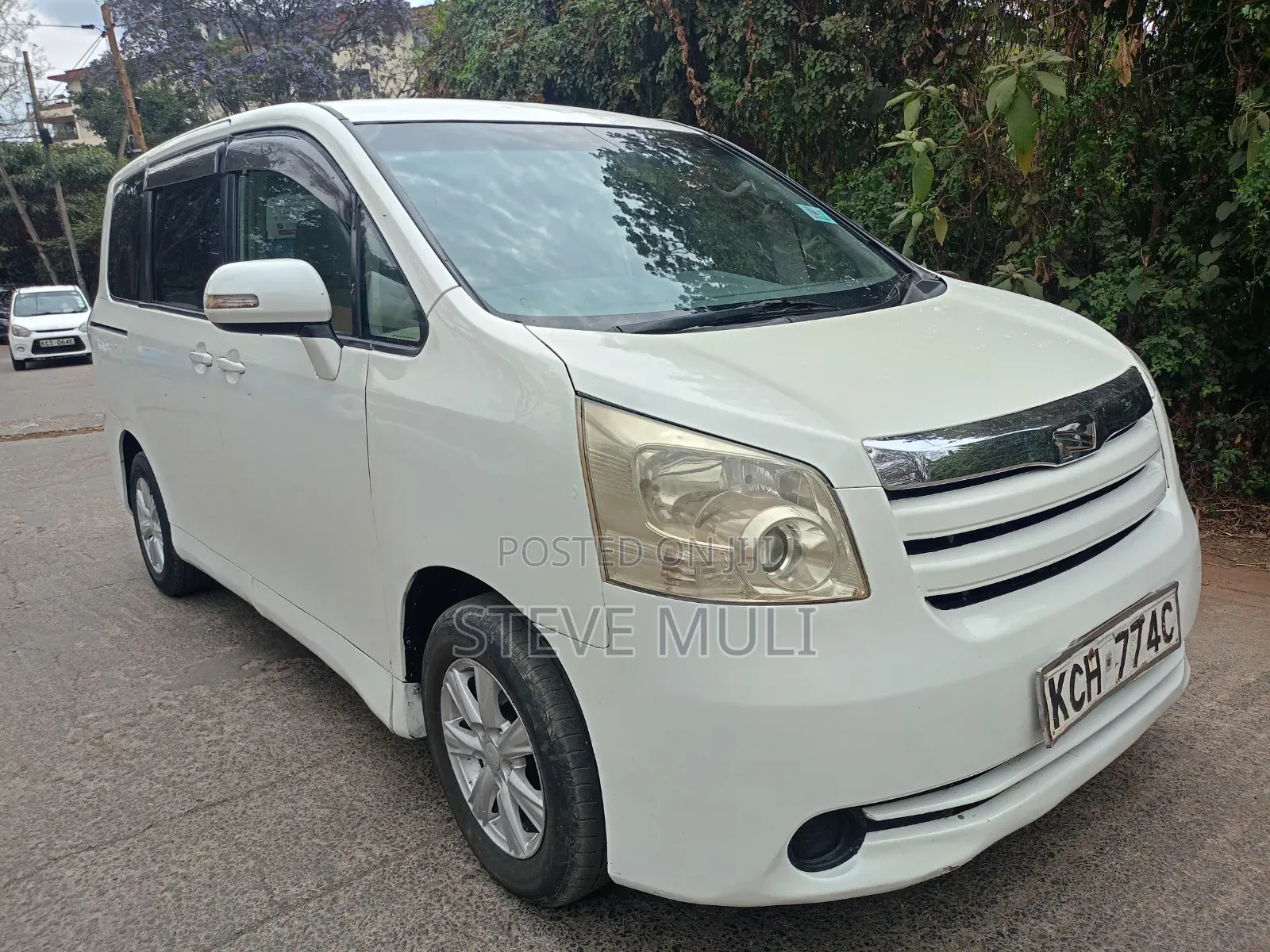 Toyota Noah 2.0 143hp FWD (8 Seater) 2009 White