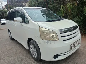 Toyota Noah 2.0 143hp FWD (8 Seater) 2009 White