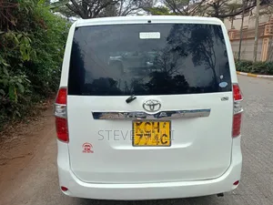 Toyota Noah 2.0 143hp FWD (8 Seater) 2009 White