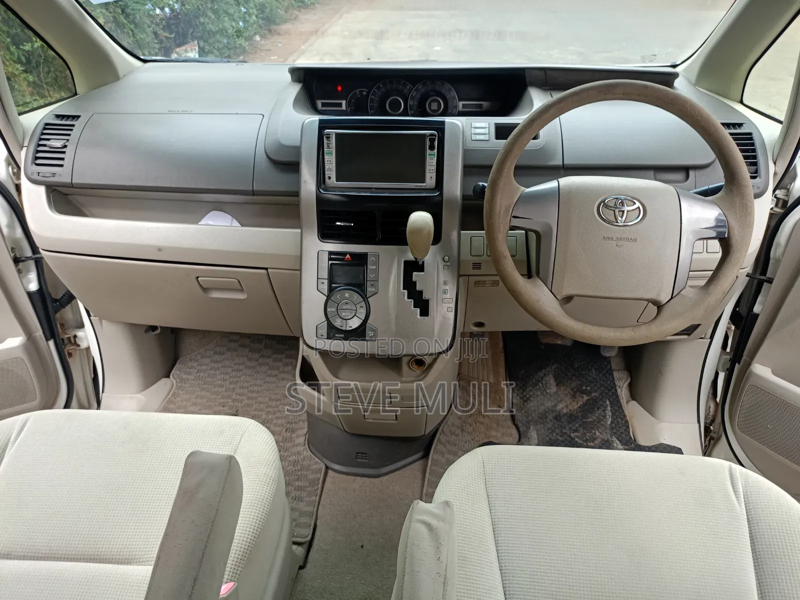 Toyota Noah 2.0 143hp FWD (8 Seater) 2009 White