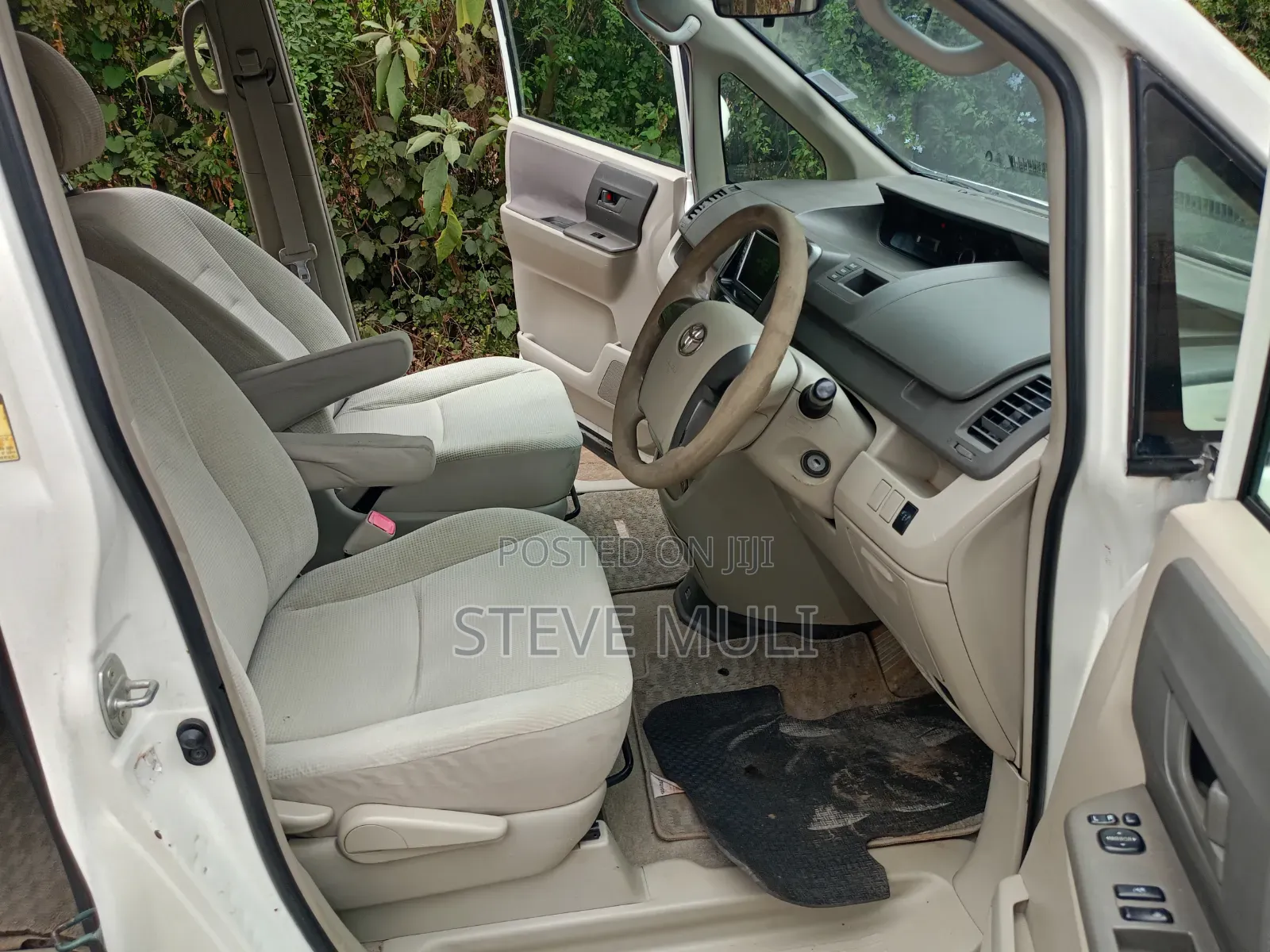 Toyota Noah 2.0 143hp FWD (8 Seater) 2009 White
