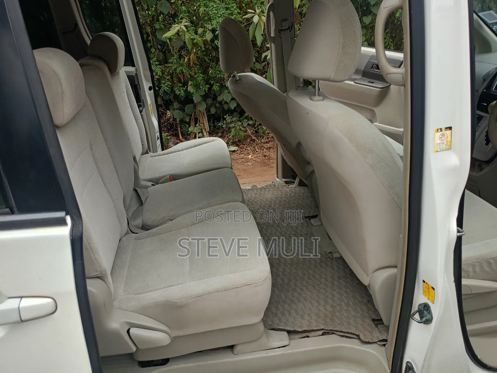 Toyota Noah 2.0 143hp FWD (8 Seater) 2009 White