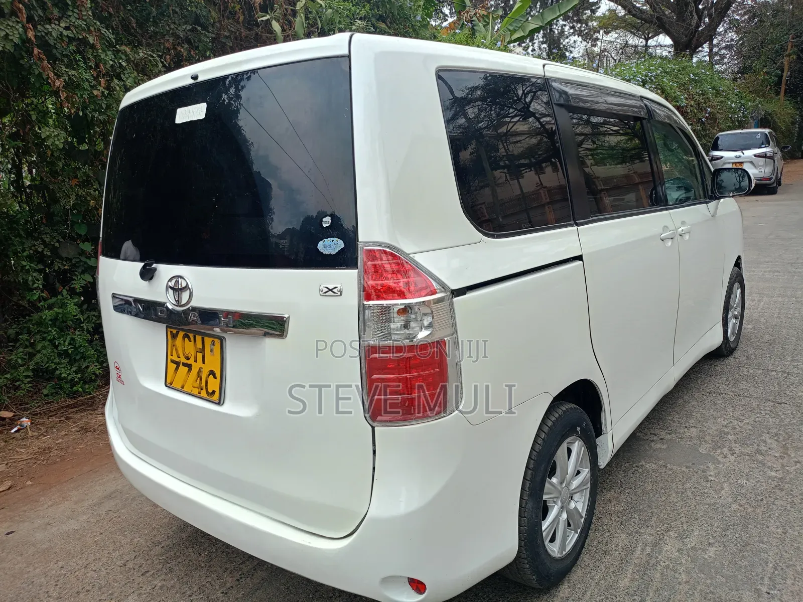 Toyota Noah 2.0 143hp FWD (8 Seater) 2009 White