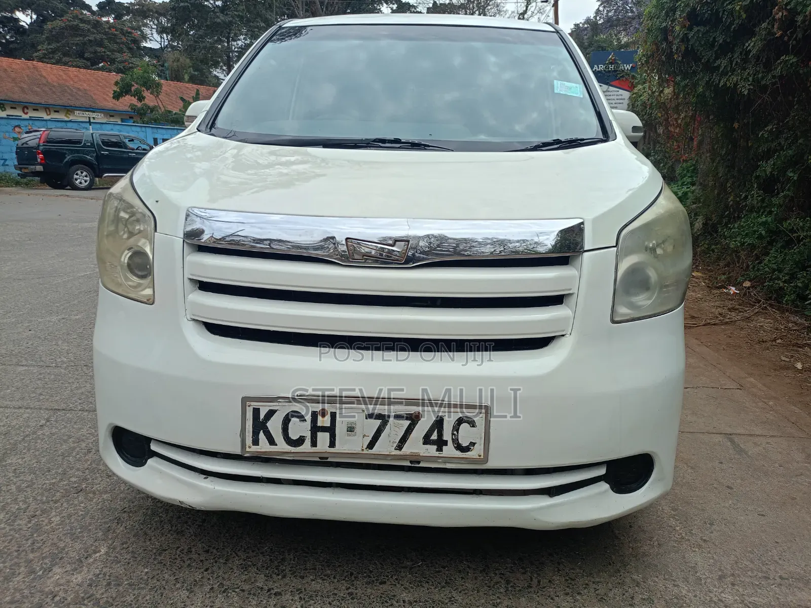 Toyota Noah 2.0 143hp FWD (8 Seater) 2009 White