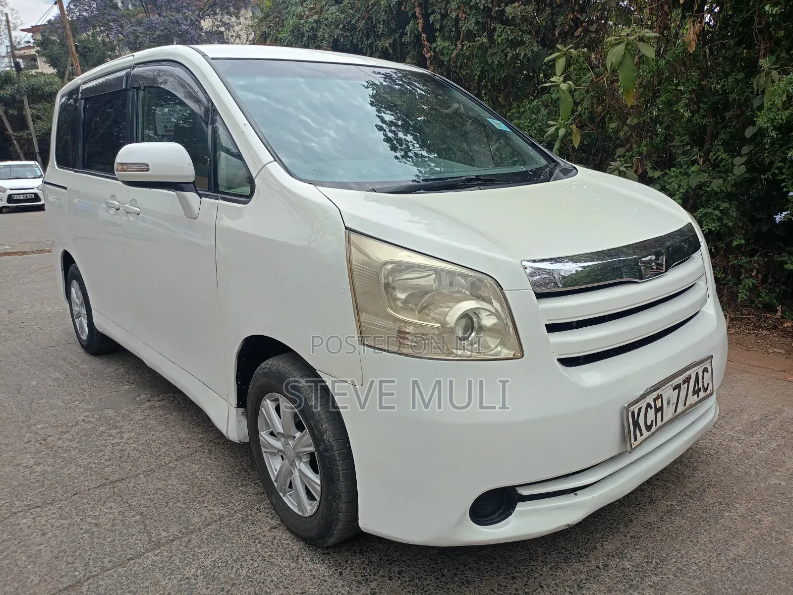 Toyota Noah 2.0 143hp FWD (8 Seater) 2009 White