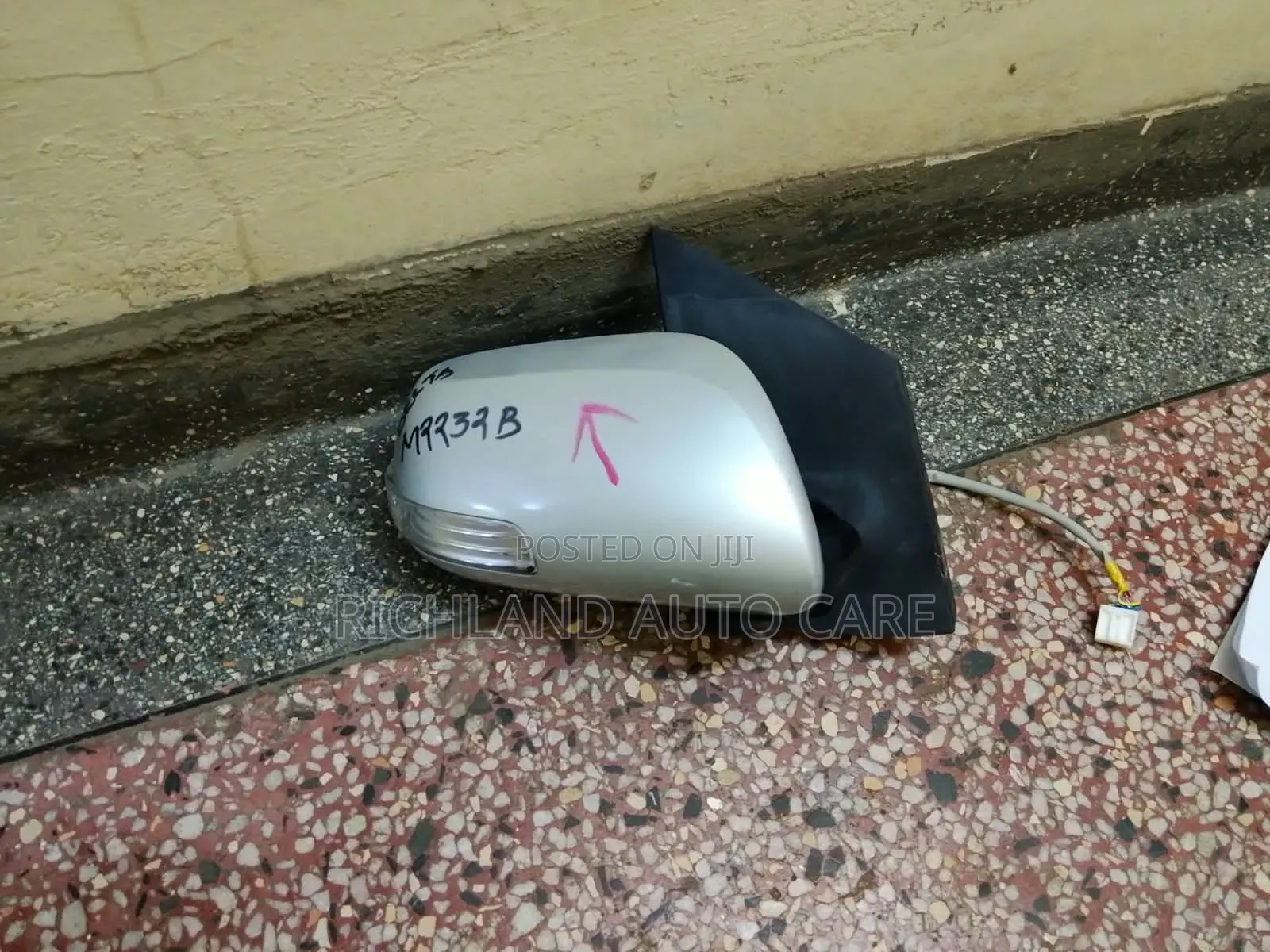 Front RHS Side Mirror Toyota Belta 7wire Indicator Silver in Colour
