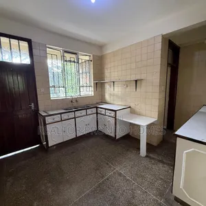 4bdrm Townhouse / Terrace in Yaya Center, Hurlingham for rent