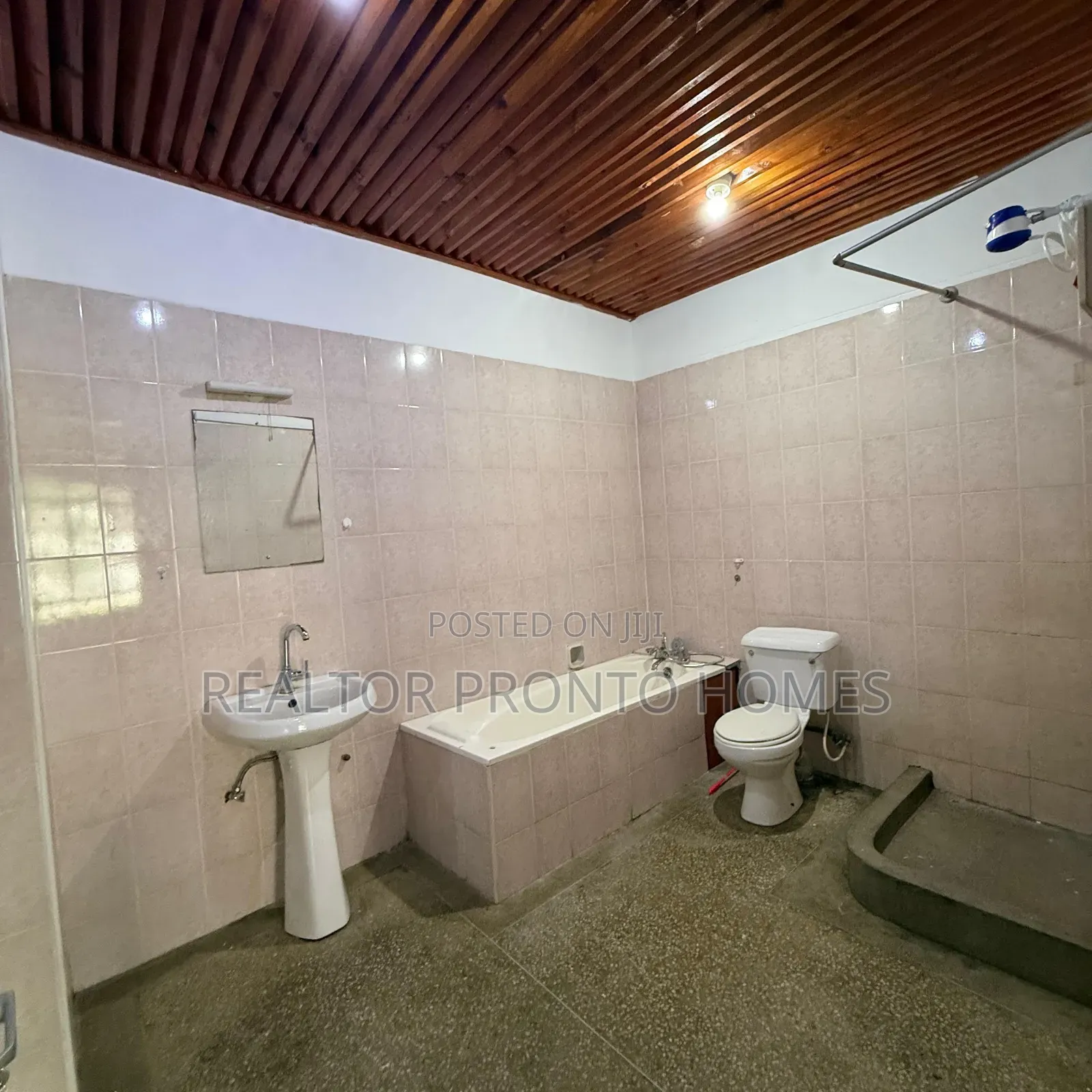 4bdrm Townhouse / Terrace in Yaya Center, Hurlingham for rent