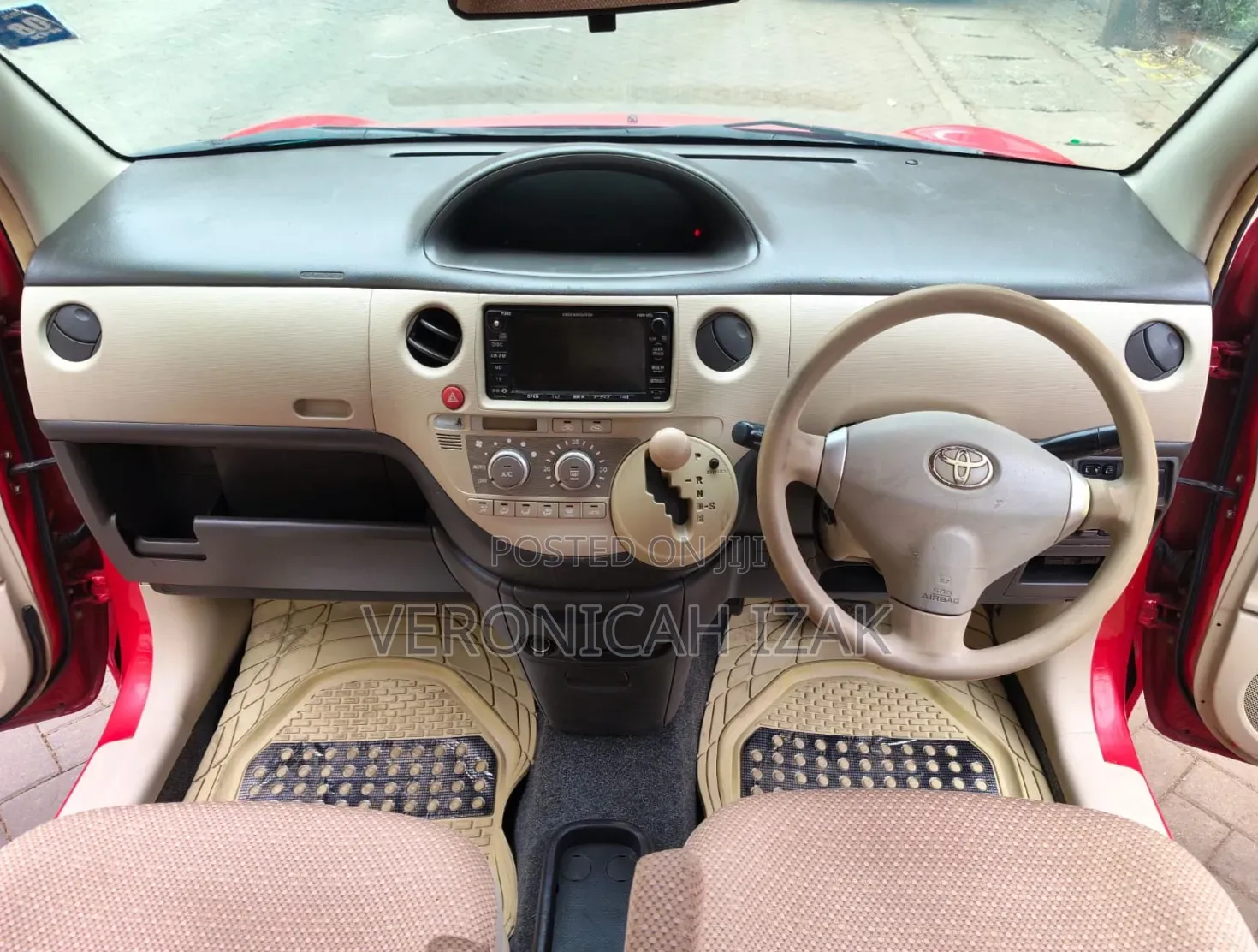 Toyota Sienta 2013 Red