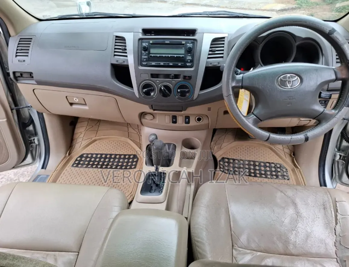 Toyota Hilux 2010 Silver