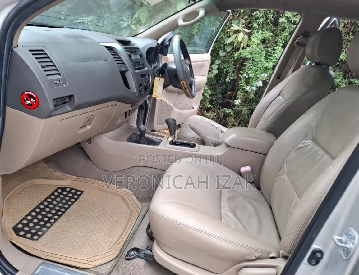 Toyota Hilux 2010 Silver