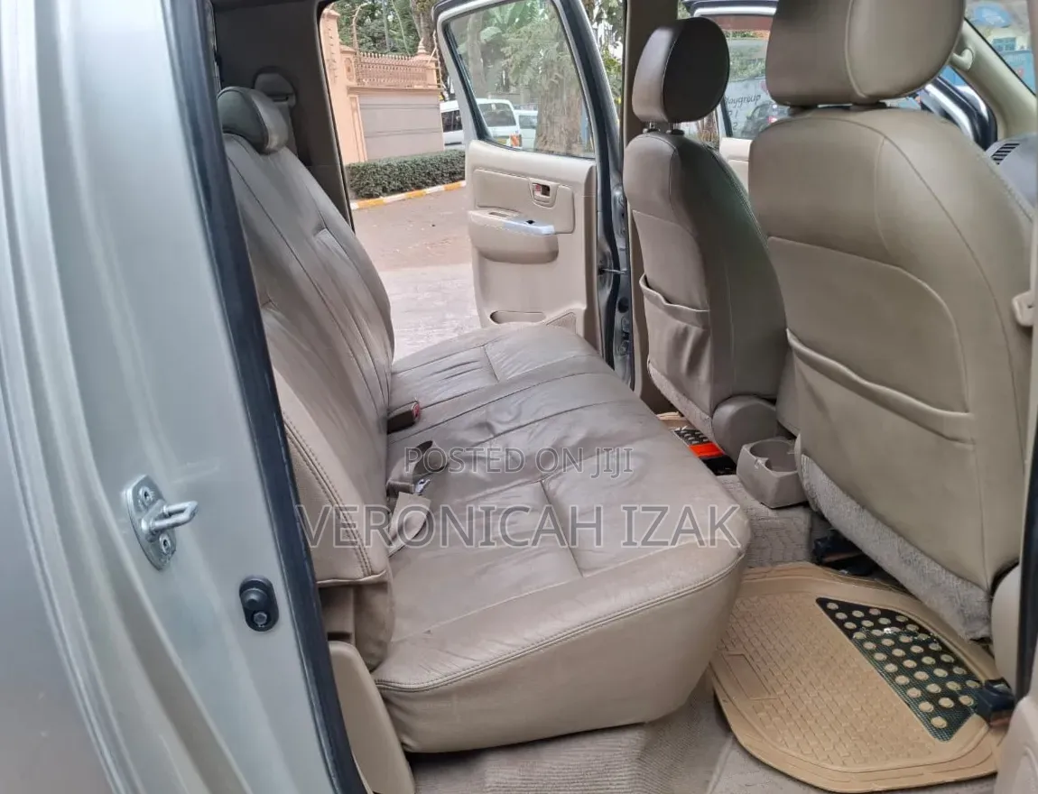 Toyota Hilux 2010 Silver