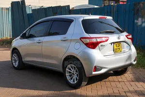 Toyota Vitz 2017 Silver