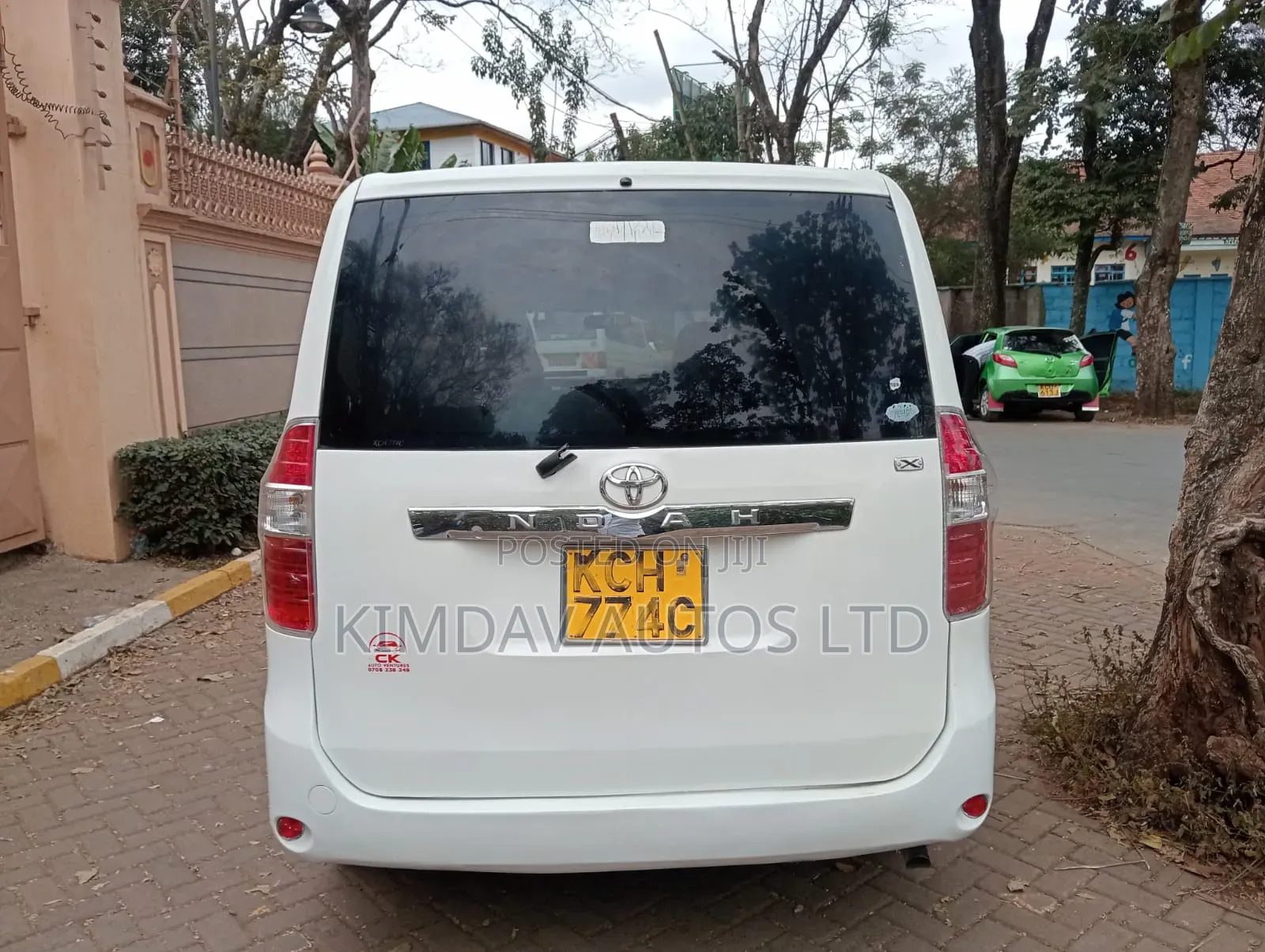 Toyota Noah 2.0 143hp FWD (7 Seater) 2009 Off white
