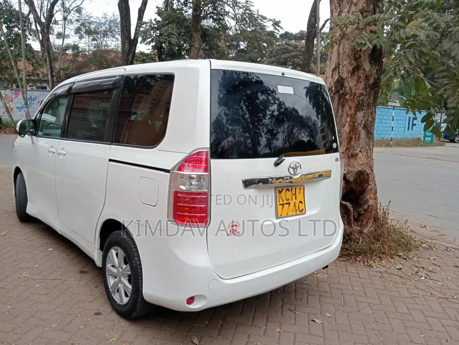 Toyota Noah 2.0 143hp FWD (7 Seater) 2009 Off white