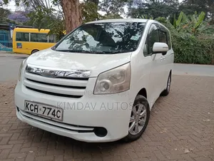 Toyota Noah 2.0 143hp FWD (7 Seater) 2009 Off white