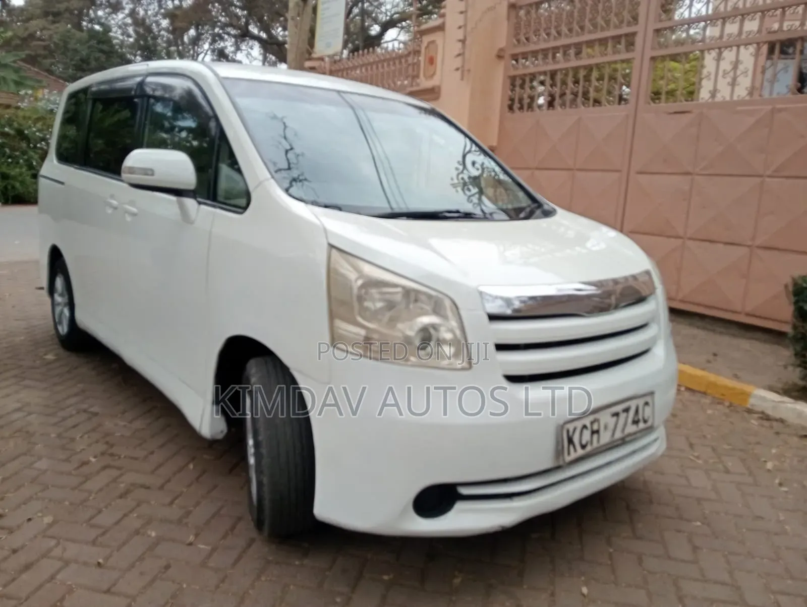 Toyota Noah 2.0 143hp FWD (7 Seater) 2009 Off white