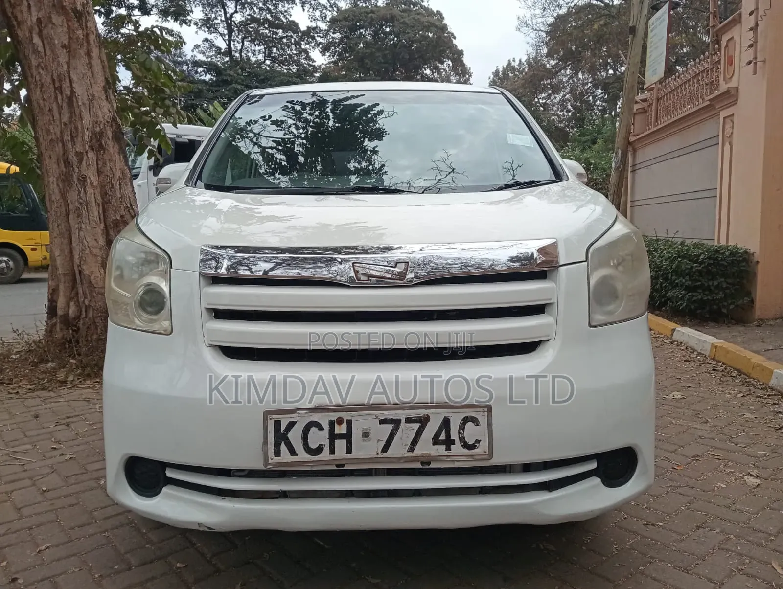 Toyota Noah 2.0 143hp FWD (7 Seater) 2009 Off white