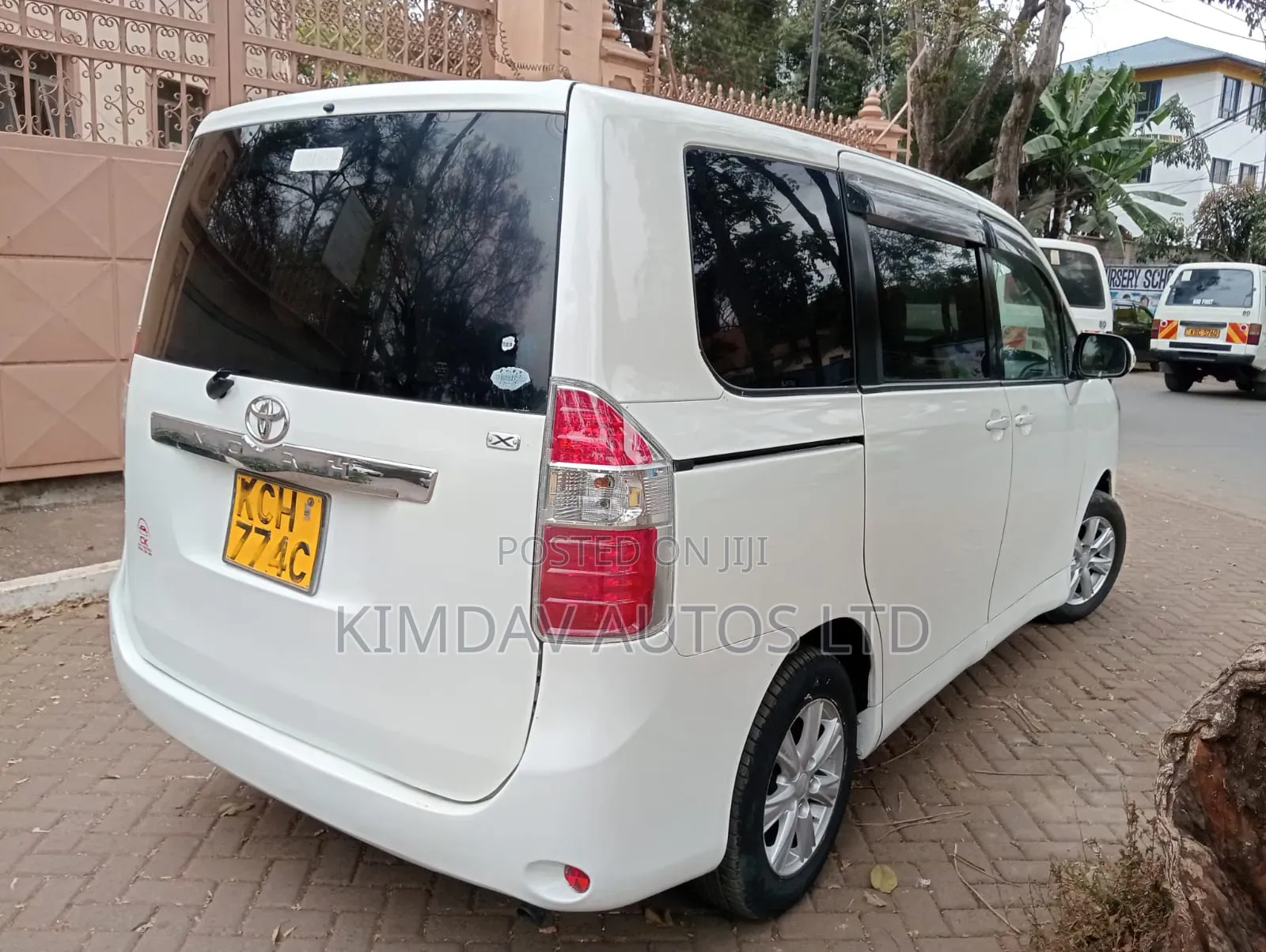 Toyota Noah 2.0 143hp FWD (7 Seater) 2009 Off white