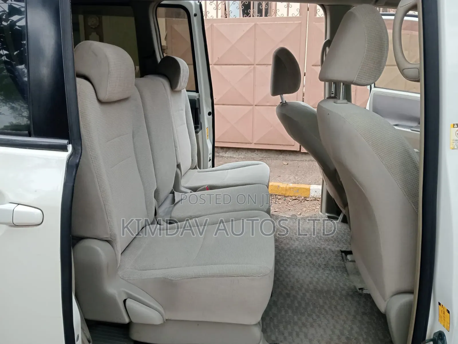 Toyota Noah 2.0 143hp FWD (7 Seater) 2009 Off white