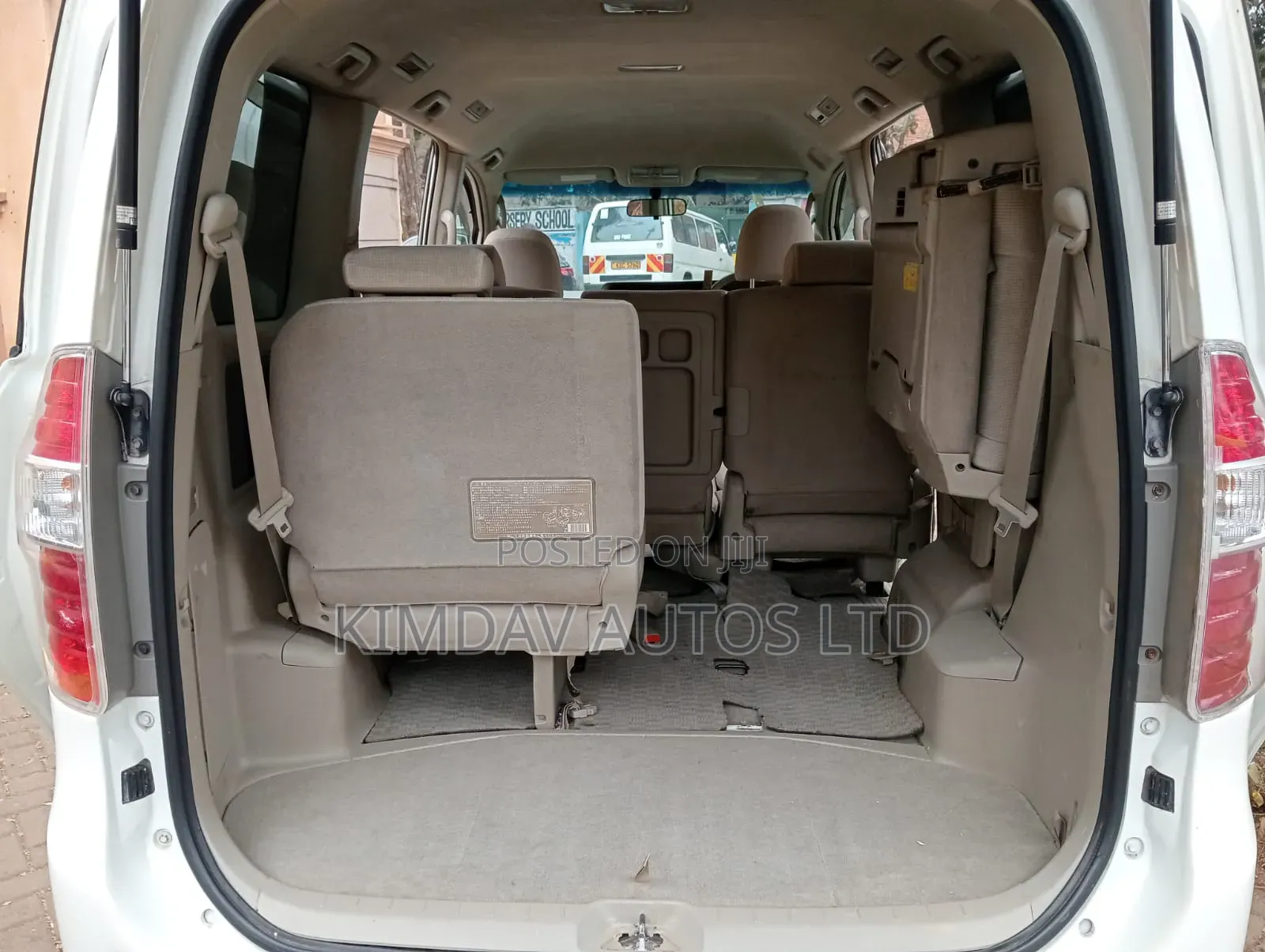 Toyota Noah 2.0 143hp FWD (7 Seater) 2009 Off white