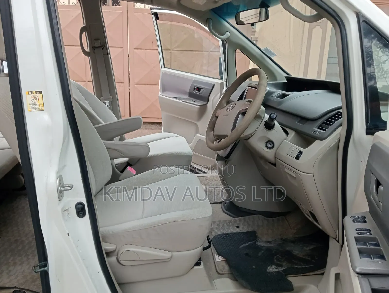 Toyota Noah 2.0 143hp FWD (7 Seater) 2009 Off white