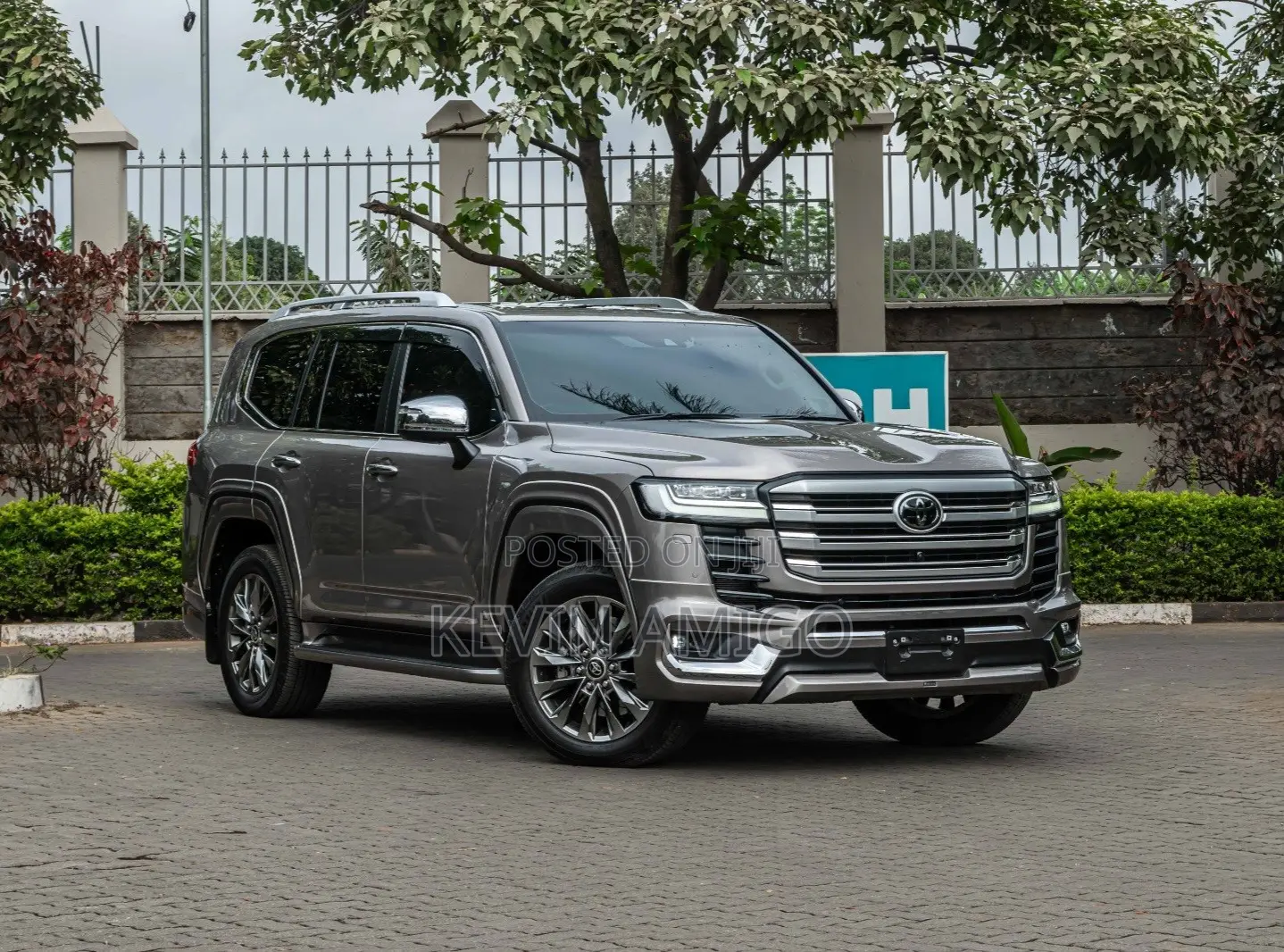 Toyota Land Cruiser LC300 2023 Silver