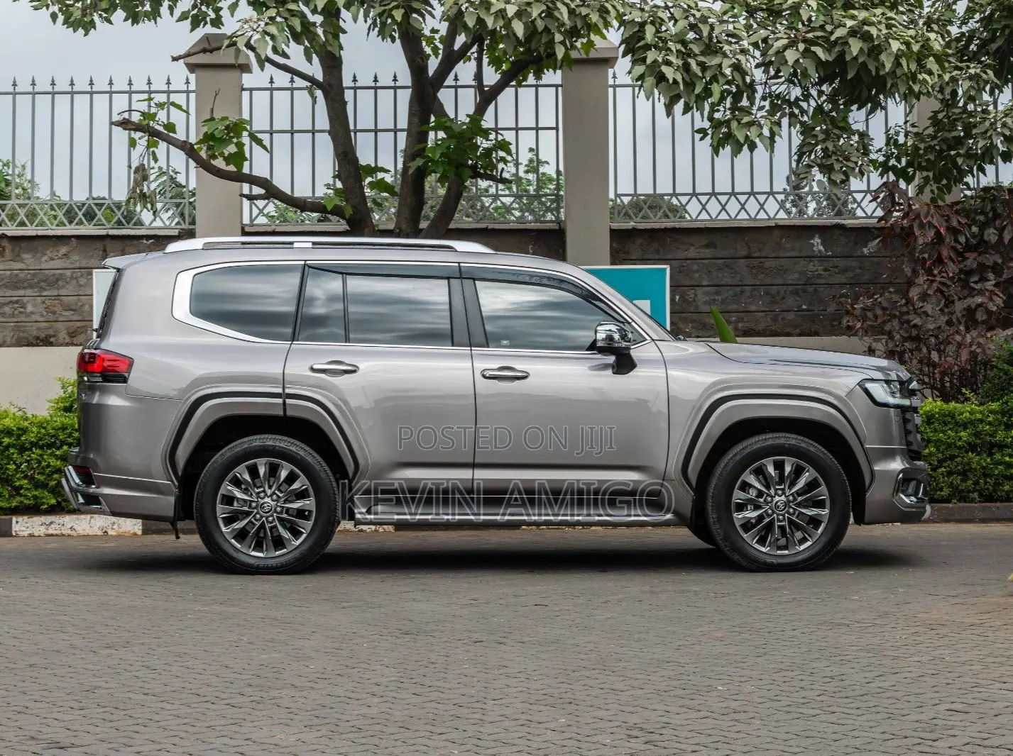 Toyota Land Cruiser LC300 2023 Silver