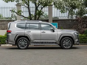 Toyota Land Cruiser LC300 2023 Silver