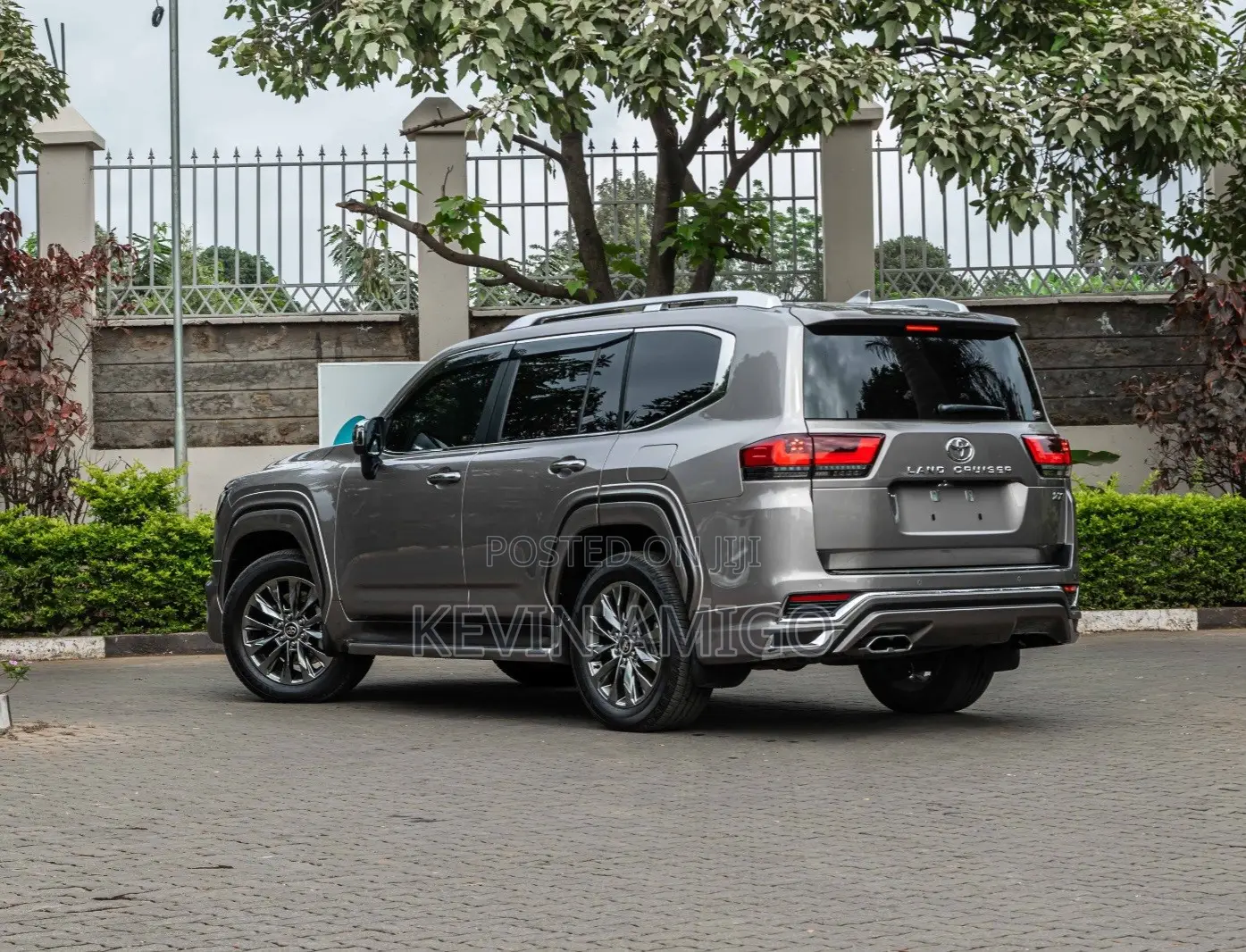 Toyota Land Cruiser LC300 2023 Silver
