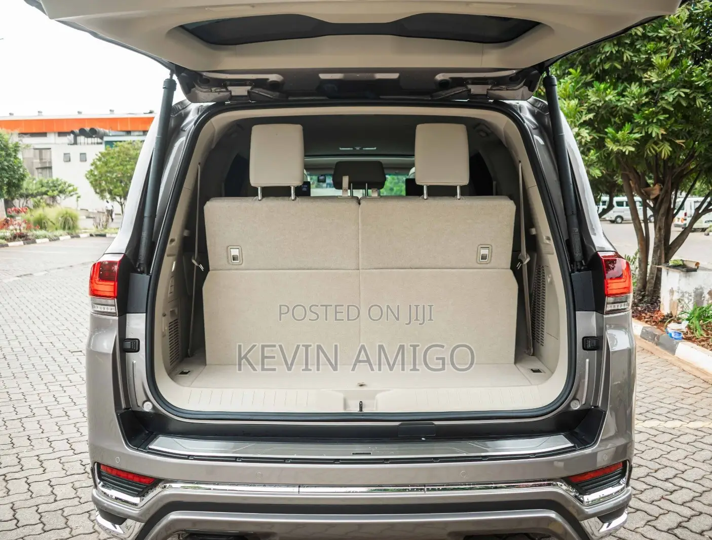 Toyota Land Cruiser LC300 2023 Silver