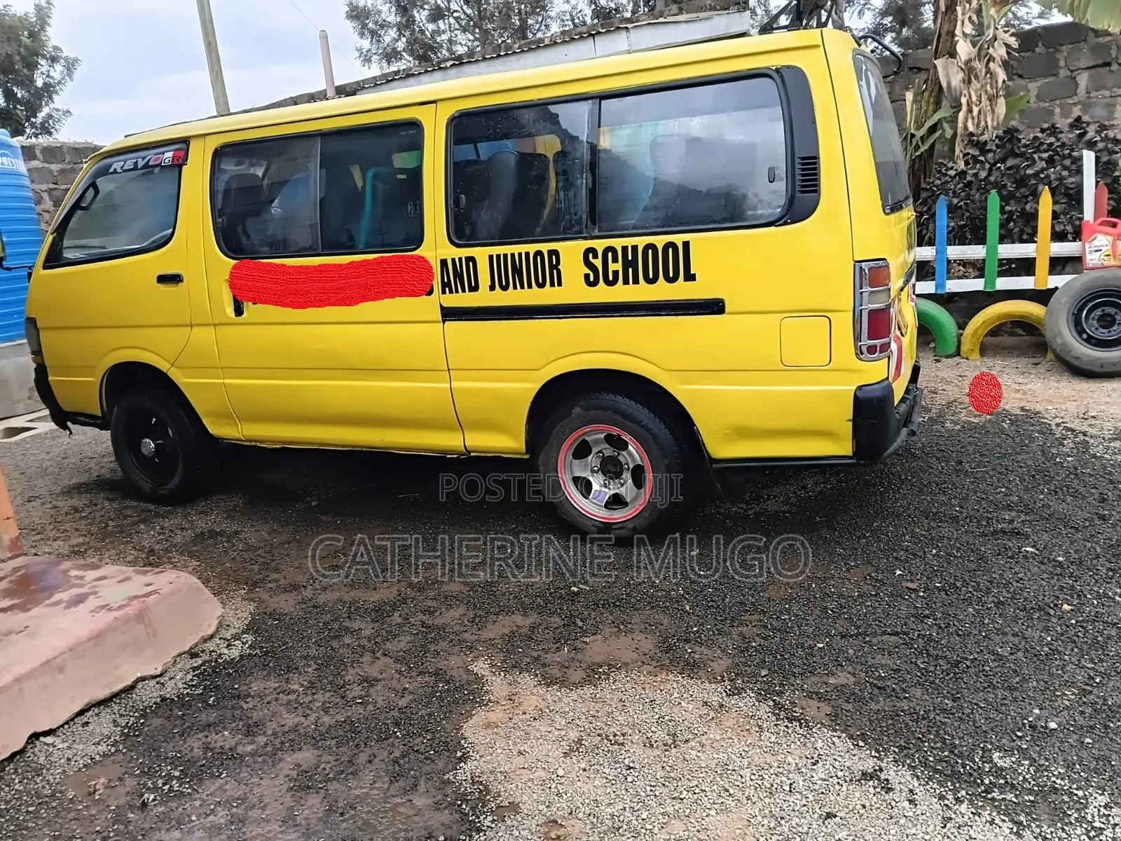 Toyota HiAce 2010 Yellow